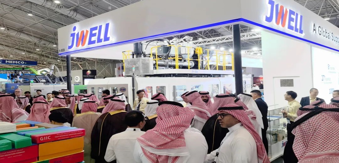 Jwell speaks to clients at Saudi Plastics 2024（1）