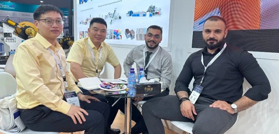 Jwell speaks to clients at Saudi Plastics 2024（3）