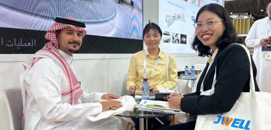 Jwell speaks to clients at Saudi Plastics 2024（5）